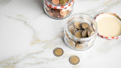 Einmachglas-Muenzen-289423842-AS-Christin