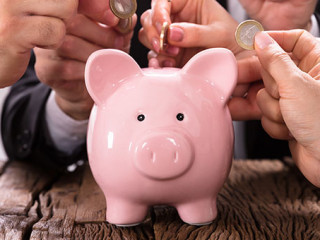 Anzugtraeger-Sparschwein-Muenzen-208326244-AS-Andrey-Popov