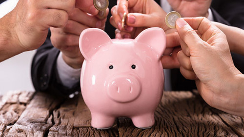 Anzugtraeger-Sparschwein-Muenzen-208326244-AS-Andrey-Popov