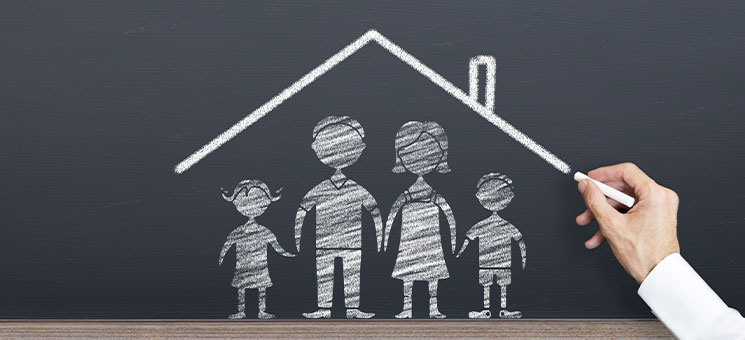 KHand-Kreide-Dach-Familie-273078893-AS-Memed-OEZASLAN