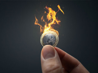 Hand-Euro-Muenze-324044096-AS-photoschmidt