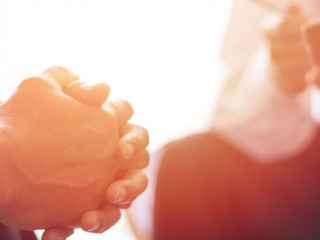 Haende_gefaltet_234893442_AS_Khunatorn