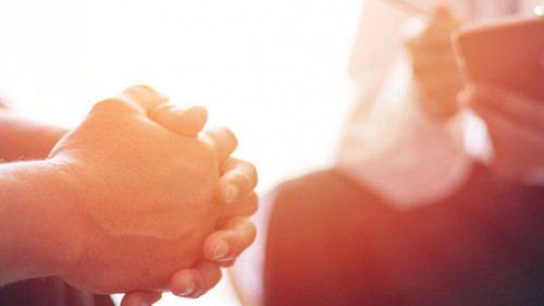 Haende_gefaltet_234893442_AS_Khunatorn