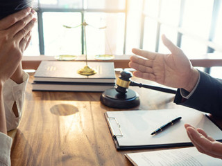 Richter-verzeifelte-Frau-260658060-AS-sabthai