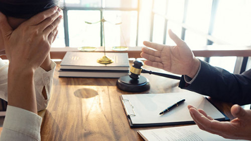 Richter-verzeifelte-Frau-260658060-AS-sabthai