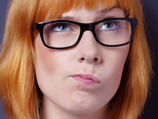 Frau-zweifelnd-117907340-AS-contrastwerkstatt