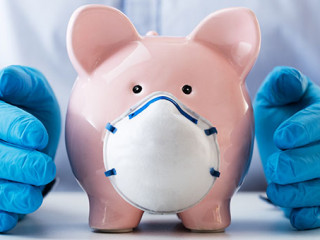 Arzt-Sparschwein-Maske-332525441-AS-Andrey-Popov