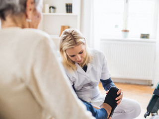 Pflegerin-Seniorin-235656439-AS-Halfpoint