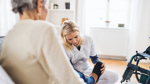 Pflegerin-Seniorin-235656439-AS-Halfpoint