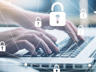 Haende-Laptop-Schloesser-335383360-AS-BillionPhotos-com