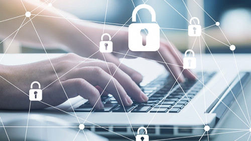 Haende-Laptop-Schloesser-335383360-AS-BillionPhotos-com