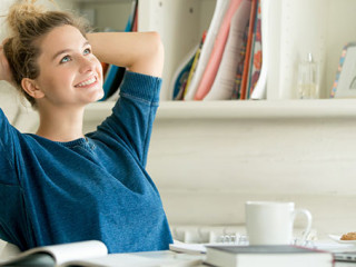 Frau-Homeoffice-entspannt-123095245-AS-fizkes