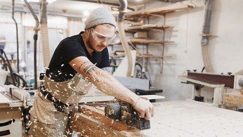 Handwerker-hobelt-199148220-AS-Nadezhda