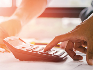 Haende-Taschenrechner-177894054-AS-dekdoyjaidee