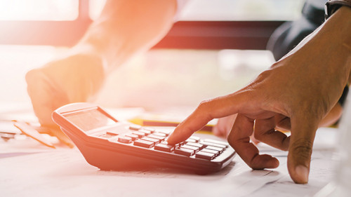 Haende-Taschenrechner-177894054-AS-dekdoyjaidee