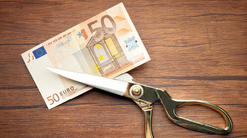 Geldschein-Schere-101319195-AS-Africa-Studio