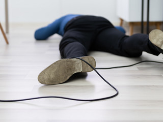 Mann-gestolpert-330249464-AS-Andrey-Popov