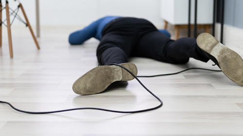 Mann-gestolpert-330249464-AS-Andrey-Popov