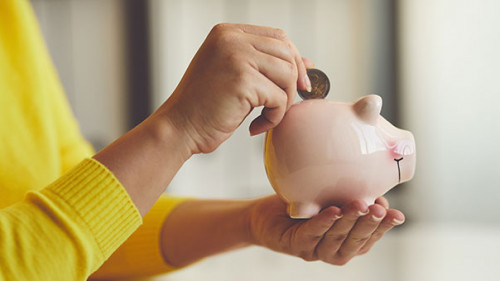 Frau-Sparschwein-317484222-AS-Rostislav-Sedlacek