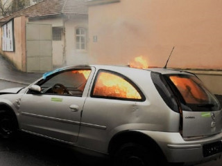 brennenderpkw_zoom.jpg