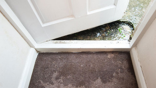 Hochwasser-Haustuer-78079072-AS--esdras700