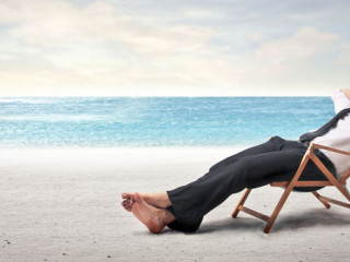 Mann_Liegestuhl_Wasser_65308168_FO_olly