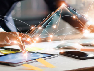 Anzugtraeger-Tablet-Laptop-Netzwerk-226785898-AS-ipopba