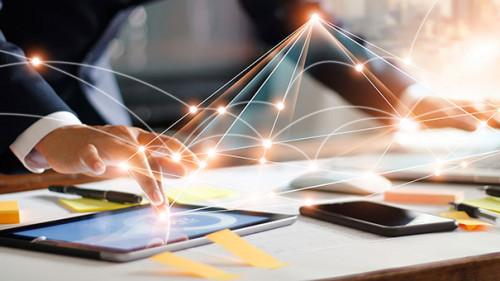 Anzugtraeger-Tablet-Laptop-Netzwerk-226785898-AS-ipopba