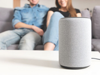 Paar-Sprachassistent-336156776-AS-Proxima-Studio