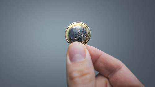 Hand-Euro-Muenze-324164114-AS-photoschmidt
