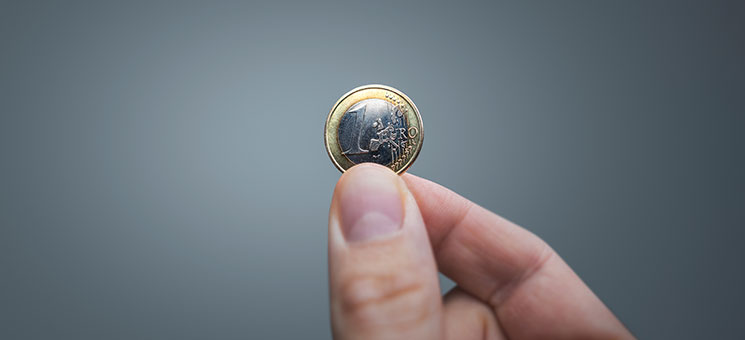 Hand-Euro-Muenze-324164114-AS-photoschmidt