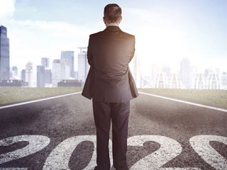 Anzugtraeger-Straße-2020-300126241-AS-Creativa-Images