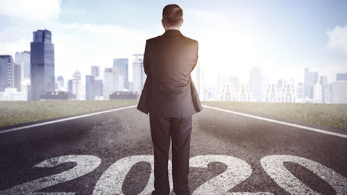 Anzugtraeger-Straße-2020-300126241-AS-Creativa-Images