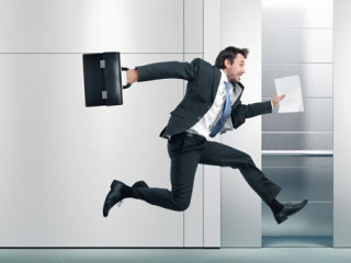 Anzugtraeger_laufend_57678036_FO_SFIO CRACHO