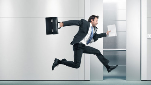 Anzugtraeger_laufend_57678036_FO_SFIO CRACHO