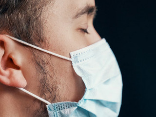 Mann-Maske-344171149-AS-Konstantin-Savusia