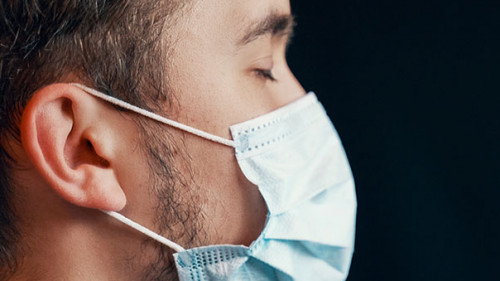 Mann-Maske-344171149-AS-Konstantin-Savusia