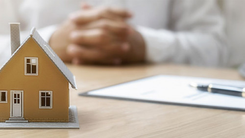 Anzugtraeger-haus-Taschenrechner-300630886-AS-PIC-SNIPE