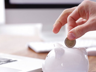 Hand-Sparschwein-Muenze-189104180-AS-Wellnhofer-Designs