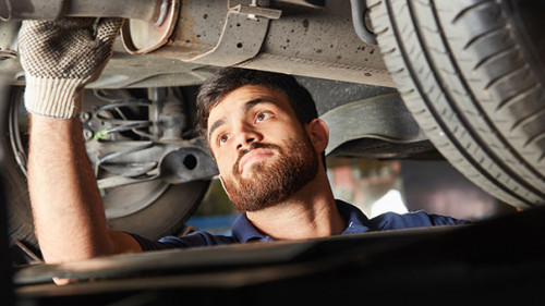 Kfz-Mechaniker-287723814-AS-Robert-Kneschke