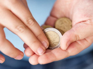 Haende-Kleingeld-108704237-AS-Stepan Popov