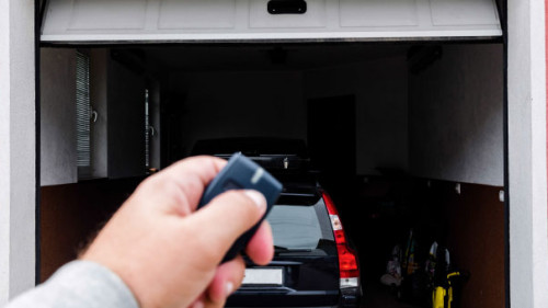 Hand-Garage-Auto-209241525-AS-mirsad