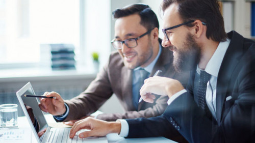 Anzugtraeger-Laptop-1090376-AS-pressmaster