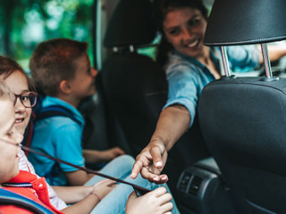 Mutter-Kinder-Auto-282294809-AS-hedgehog94