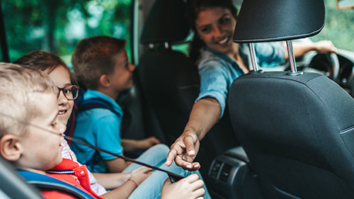 Mutter-Kinder-Auto-282294809-AS-hedgehog94