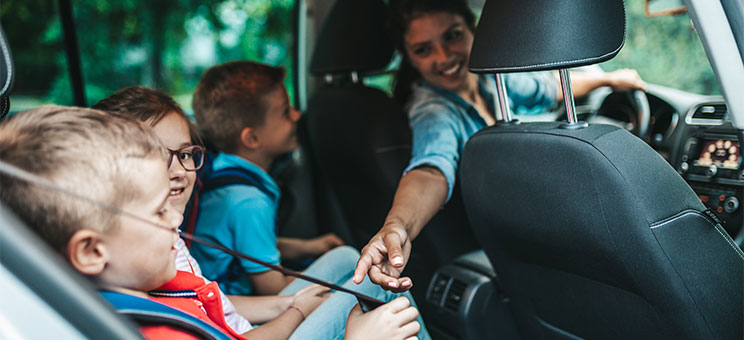 Mutter-Kinder-Auto-282294809-AS-hedgehog94