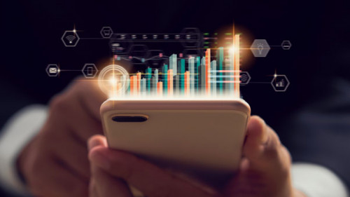 Anzugtraeger-Smartphone-306730056-AS-sitthiphong