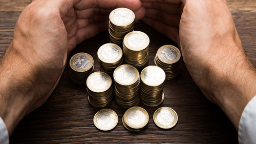 Haende-Muenzstapel-85370056-AS-Andrey-Popov