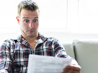 Mann-Brief-ueberrascht-174557394-AS-pololia