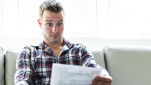 Mann-Brief-ueberrascht-174557394-AS-pololia